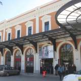 A contornare il tutto c�� la pensilina, di ferro tinteggiata di nero, in stile liberty, che copre per un tratto il marciapiede antistante piazza Aldo Moro